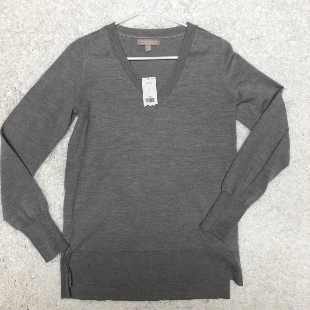 NWT Banana republic merino wool V-neck size small